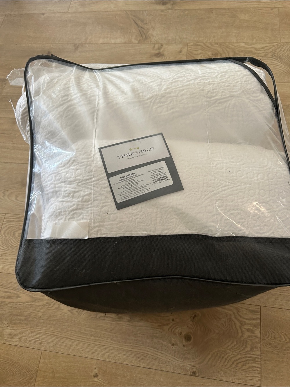 Threshold Bundle Set King Size , Medallion Matelasse White, New NWT